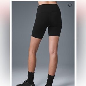 Alo yoga airbrush short